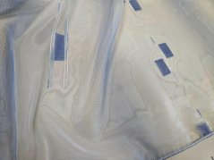 záclona s nádechem modré, vytkané obdélníčky 290 cm