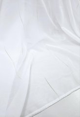 záclona tkaná s hnědou nitkou