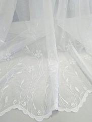 Záclona tkaná, kytičky bílé