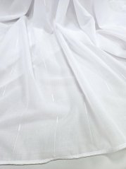 záclona tkaná s silnější bílou nitkou