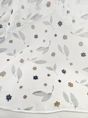 záclona tkaná s potiskem kvítků a lístků