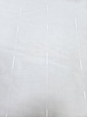 záclona tkaná s silnější bílou nitkou