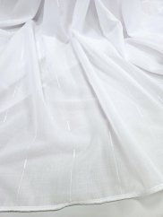 záclona tkaná s silnější bílou nitkou