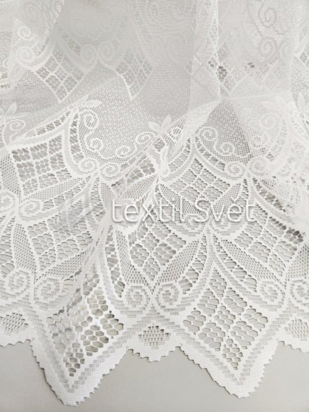 záclona pletená zámecký design