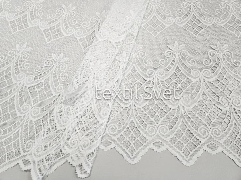 záclona pletená zámecký design