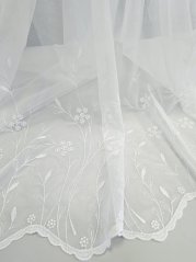 Záclona tkaná, kytičky bílé