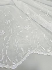 Záclona tkaná, kytičky bílé