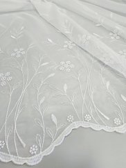 Záclona tkaná, kytičky bílé