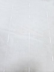 záclona tkaná s silnější bílou nitkou