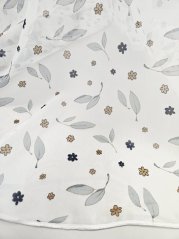 záclona tkaná s potiskem kvítků a lístků